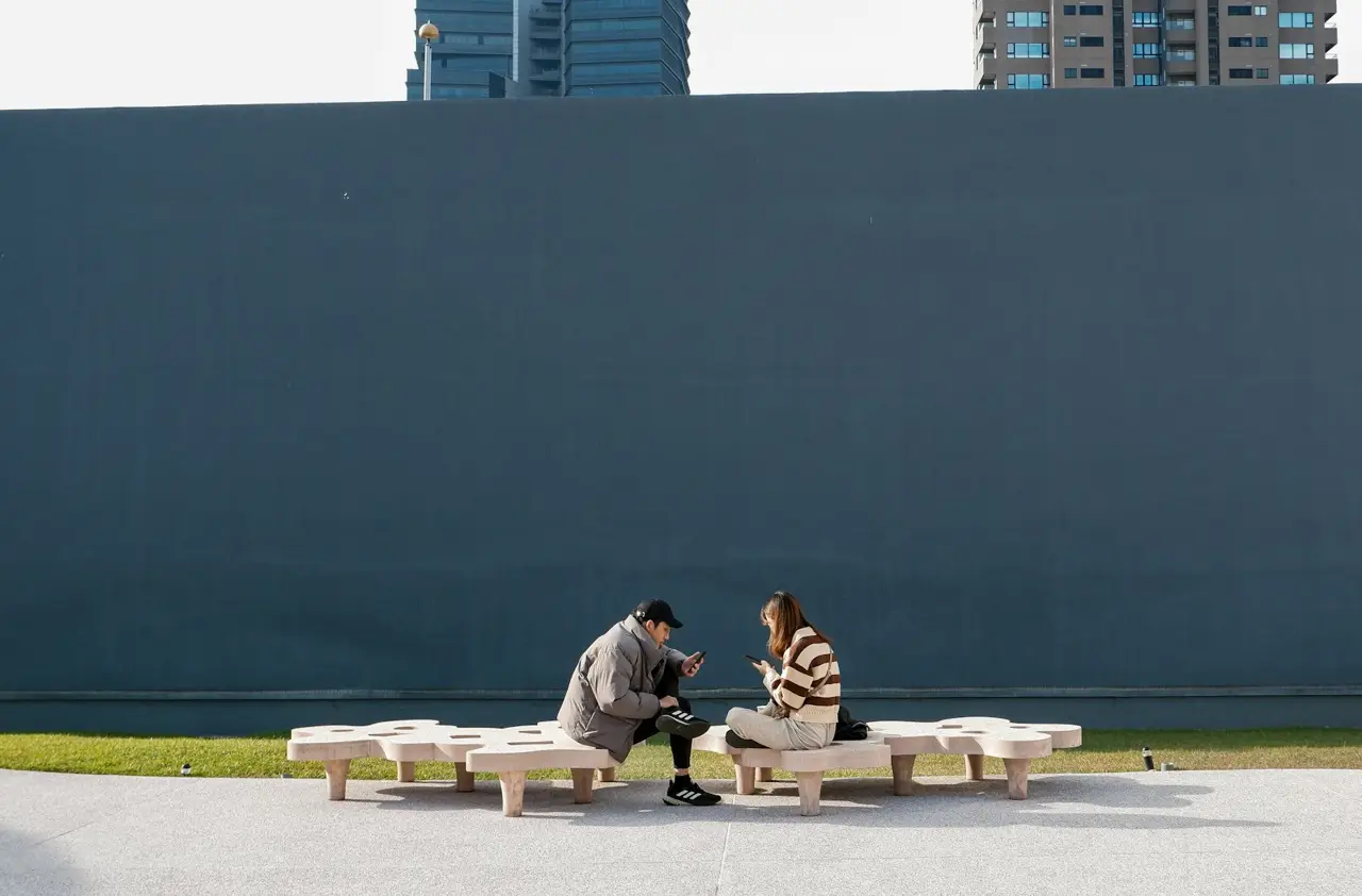 This Convertible Bench Lets You Choose Between Company and Privacy