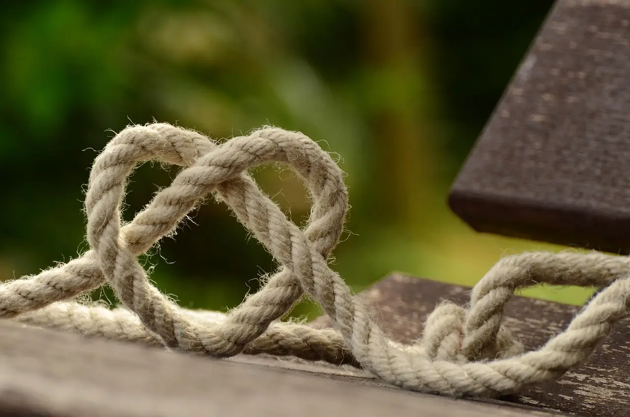 Knot Stool Refuses to Hide Its Rope-and-Aluminum Joints